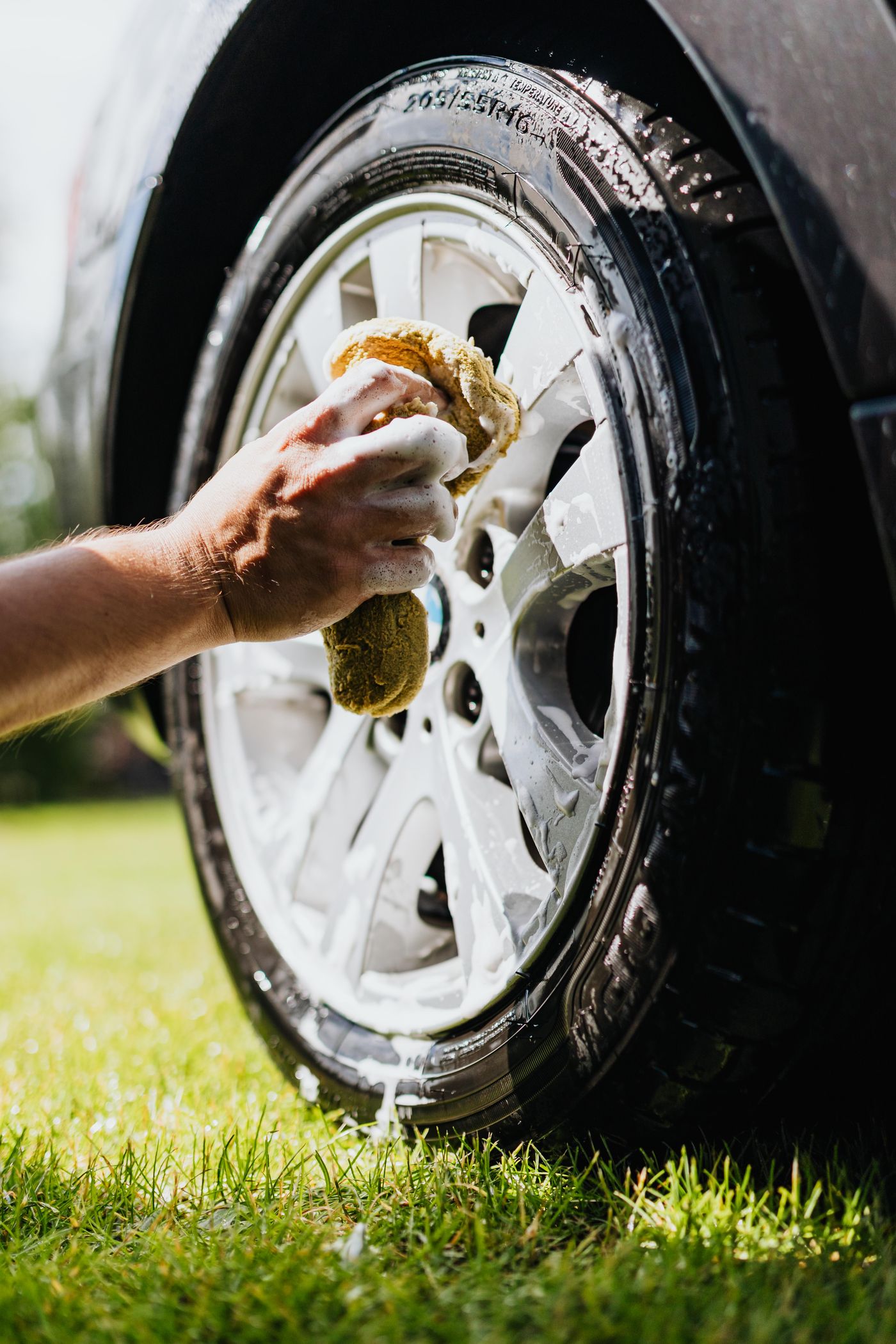 Un pro lave la voiture à domicile